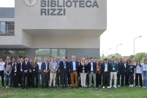 I 13 gruppi finalisti con al centro il rettore Angelo Montanari e a destra il delegato Giovanni Cortella