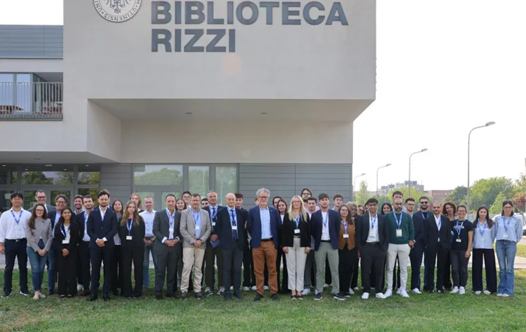 I 13 gruppi finalisti con al centro il rettore Angelo Montanari e a destra il delegato Giovanni Cortella